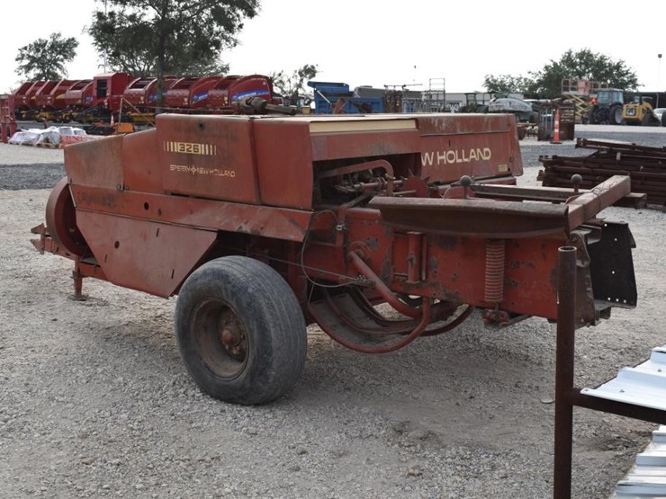 new-holland-326-image-3