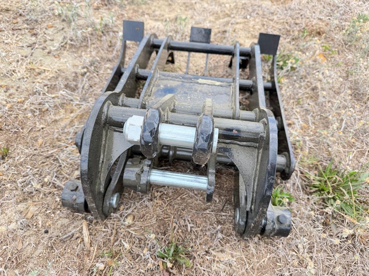 #607-•-#606-•-16"-mini-excavator-thumb-attachment-image-3