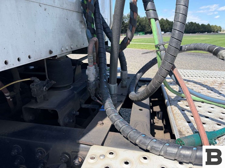 2016-freightliner-m2-bobtail-tractor-truck-image-17