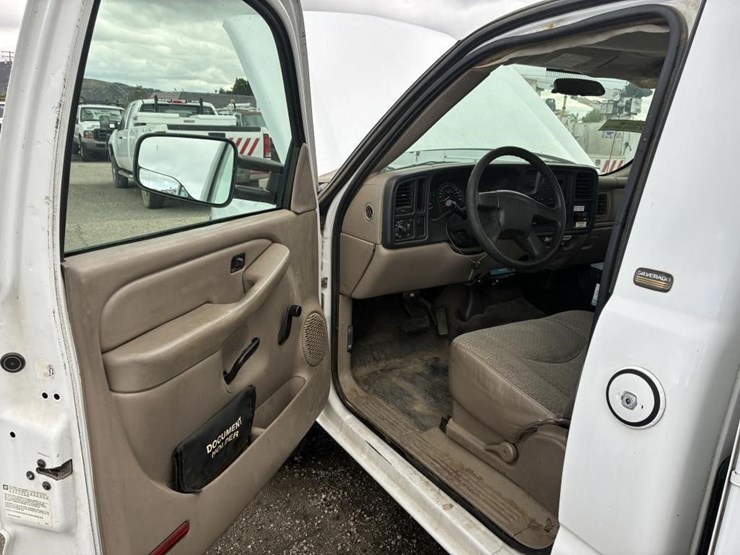 2004-chevrolet-silverado-2500hd-image-16