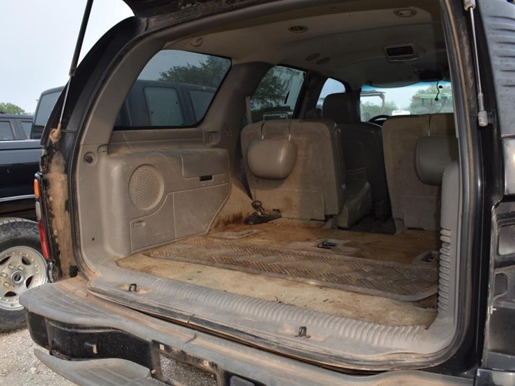 2004-chevrolet-tahoe-image-11