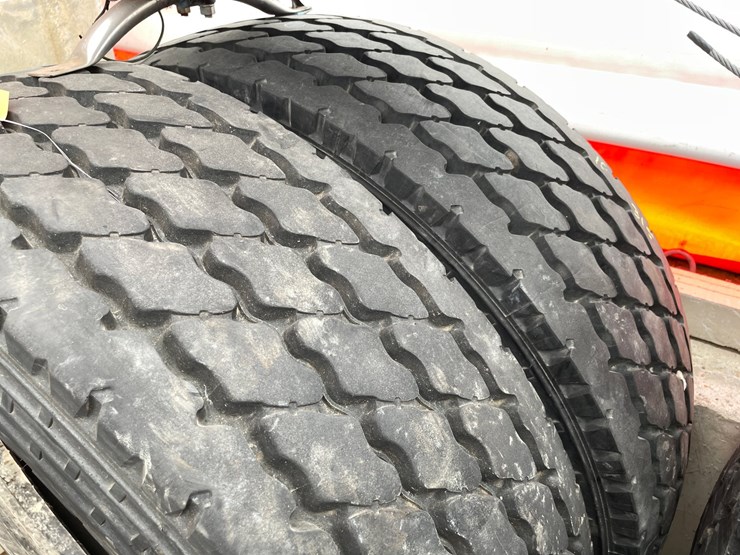 #10385-•-(2)-michelin-315/80r22.5-tires-image-3