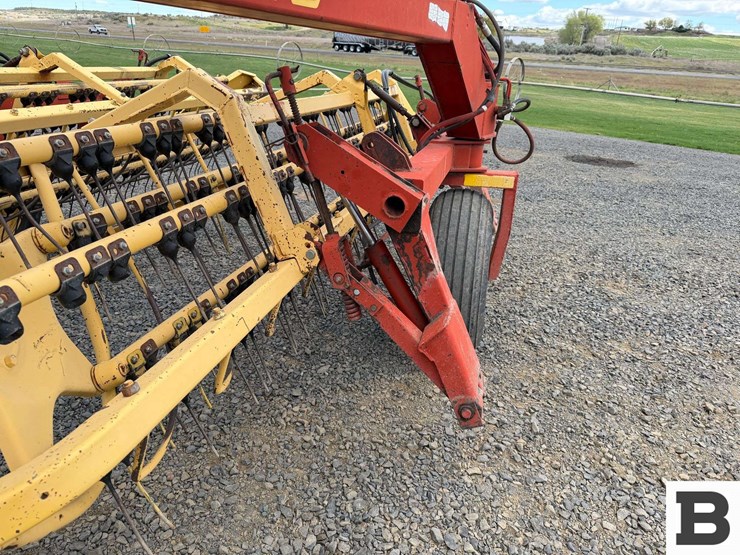 new-holland-216-image-15