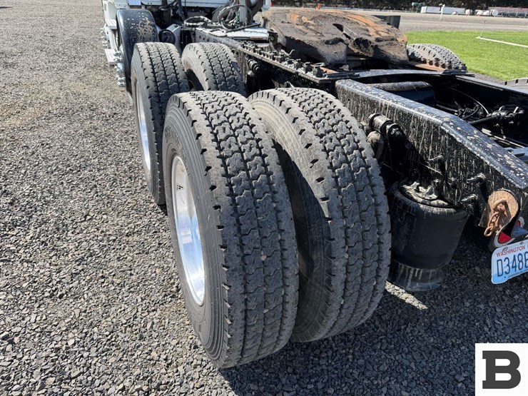 2012-freightliner-cascadia-125-image-26