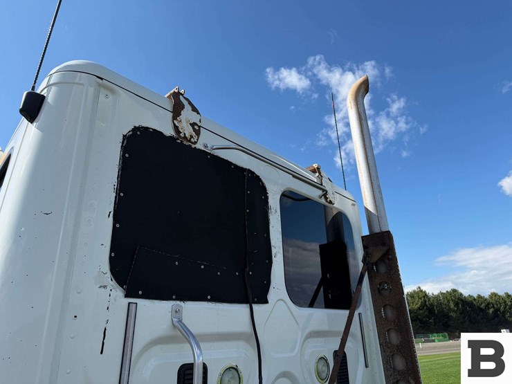 2012-freightliner-cascadia-125-image-15