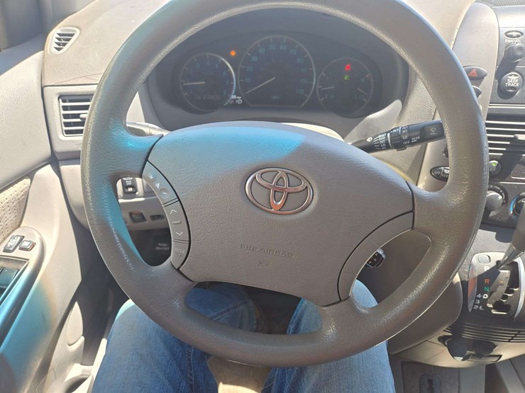 2006-toyota-sienna-le-wagon-4d-image-16