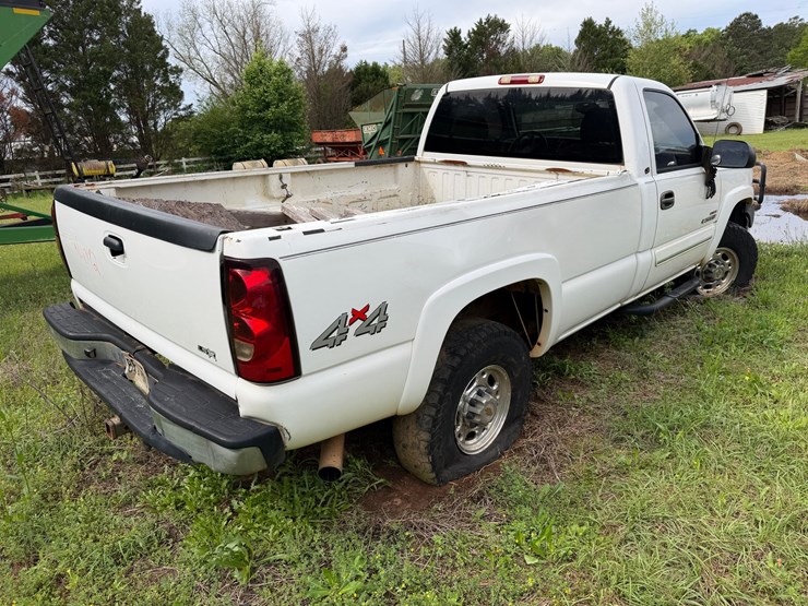 2004-chevrolet-silverado-2500-image-6