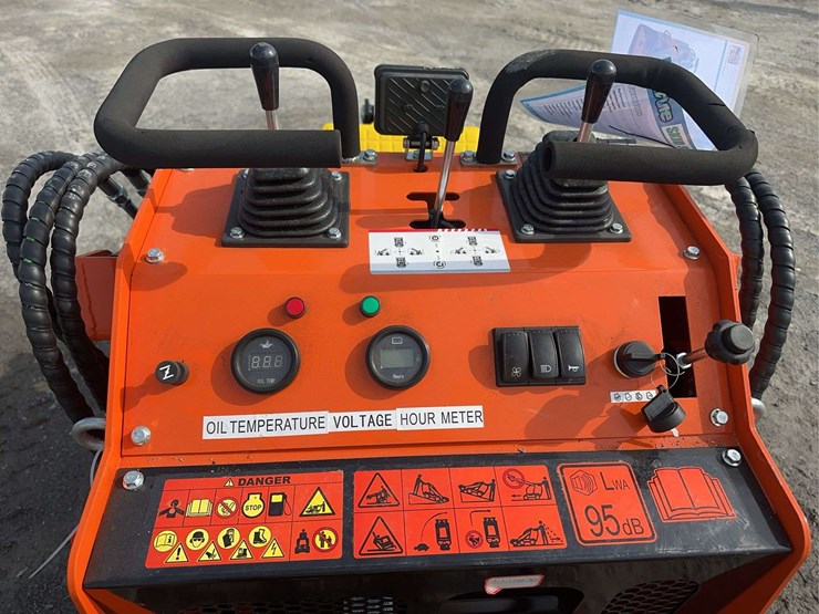 2026-future-ft36c-mini-skid-steer-image-11