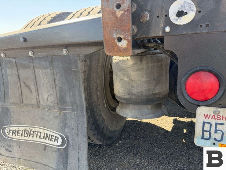 2012-freightliner-coronado-sd-tractor-truck-image-33