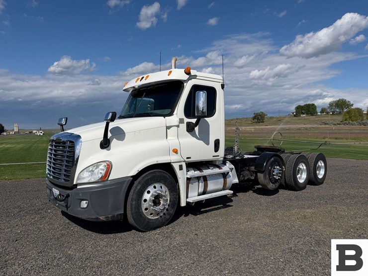 2012-freightliner-cascadia-125-image-1