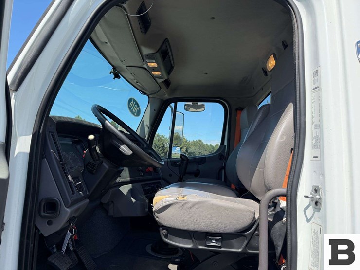 2016-freightliner-m2-bobtail-tractor-truck-image-43