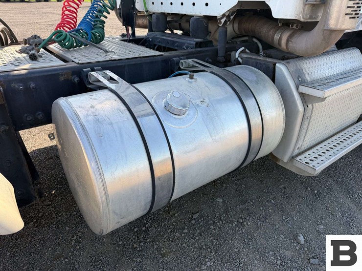 2012-freightliner-coronado-sd-tractor-truck-image-43