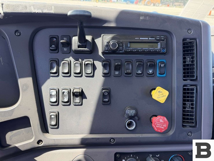 2016-freightliner-m2-bobtail-tractor-truck-image-48