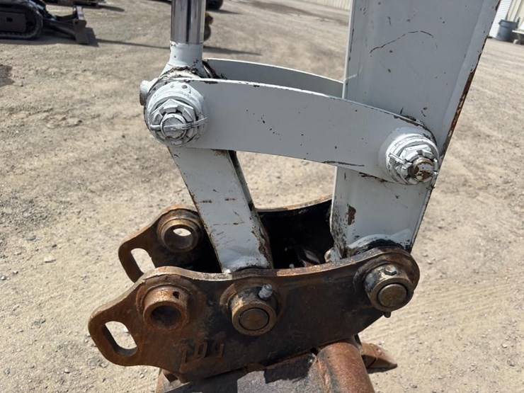 2020-takeuchi-tb240-image-14