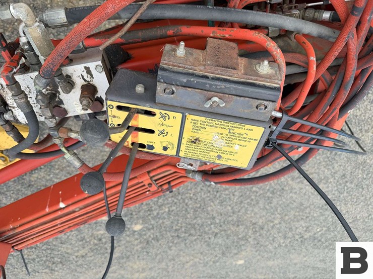 new-holland-216-image-13