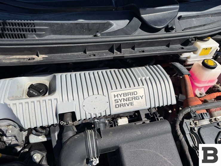 2011-toyota-prius-hatchback-image-33