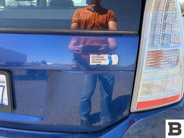 2011-toyota-prius-hatchback-image-18