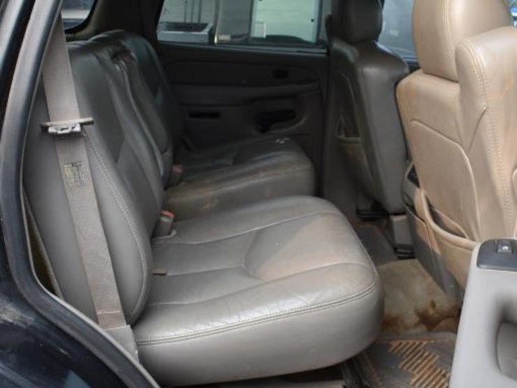 2004-chevrolet-tahoe-image-10