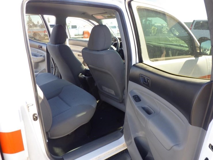 2013-toyota-tacoma-image-8