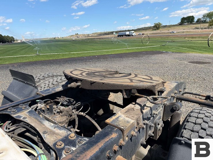 2016-freightliner-m2-bobtail-tractor-truck-image-19