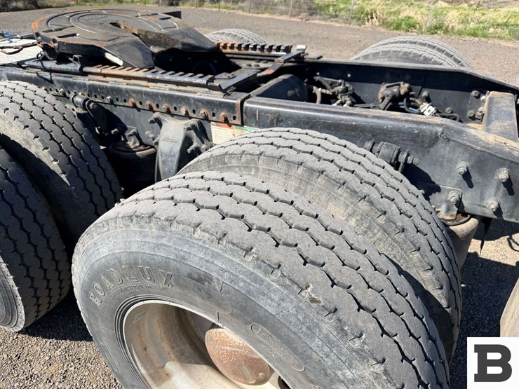 2012-freightliner-coronado-sd-tractor-truck-image-30