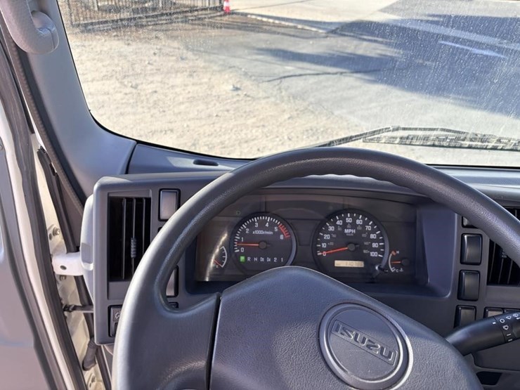 2015-isuzu-npr-image-18