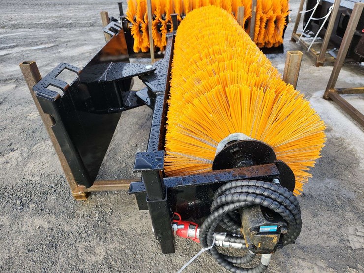 future-ft-vr59-skid-steer-sweeper-image-2