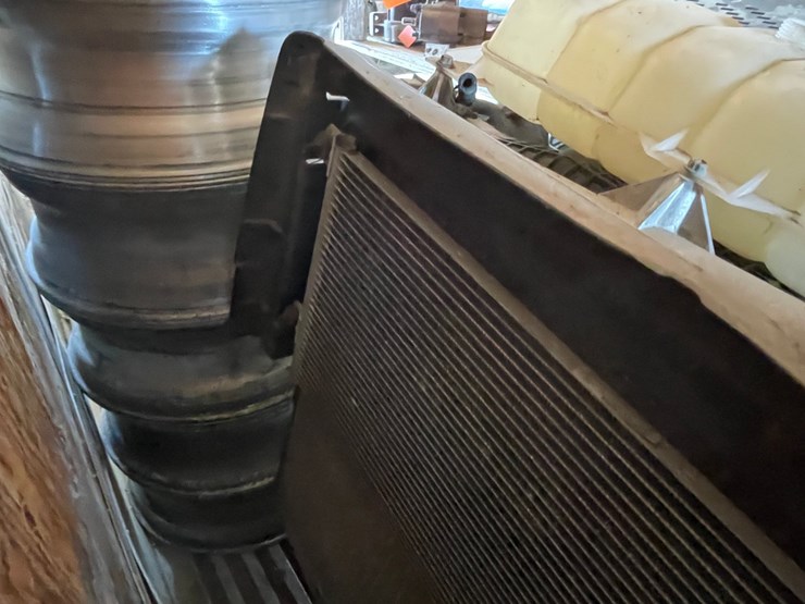 #10414-•-radiator-from-1999-volvo-vnl-truck-image-11