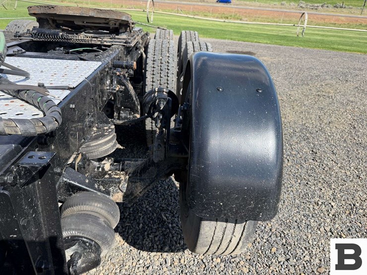 2012-freightliner-cascadia-125-image-17