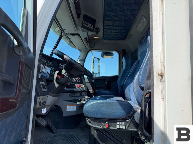 2012-freightliner-coronado-sd-tractor-truck-image-66