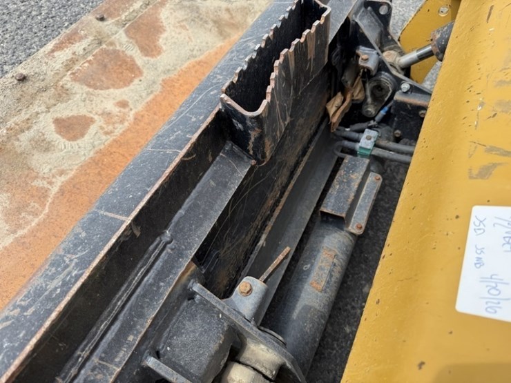 2017-caterpillar-226d-image-11