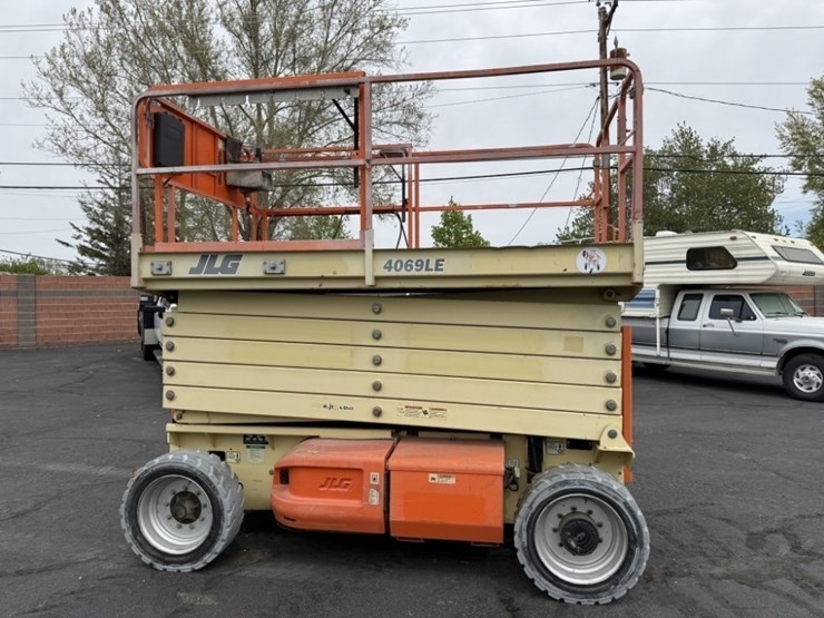2014-jlg-4069le-image-3