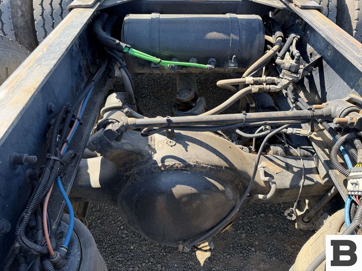 2012-freightliner-coronado-sd-tractor-truck-image-34