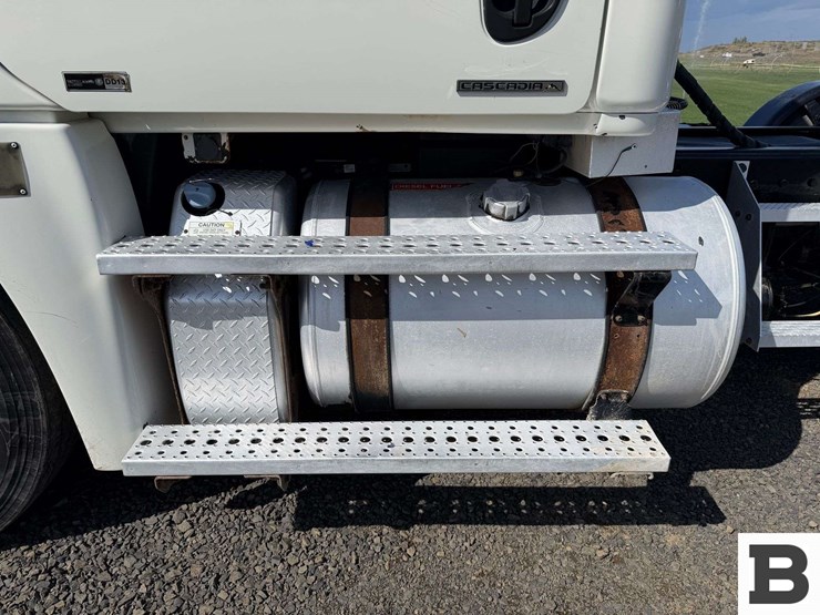 2012-freightliner-cascadia-125-image-10