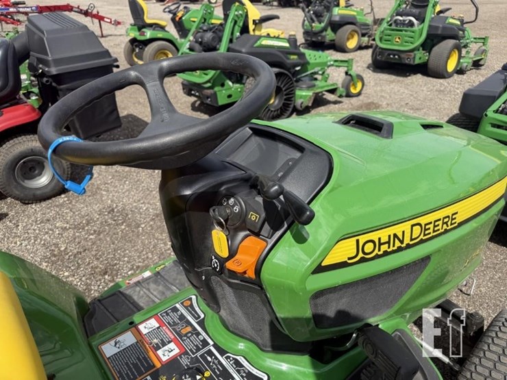 2022-john-deere-x730-image-17