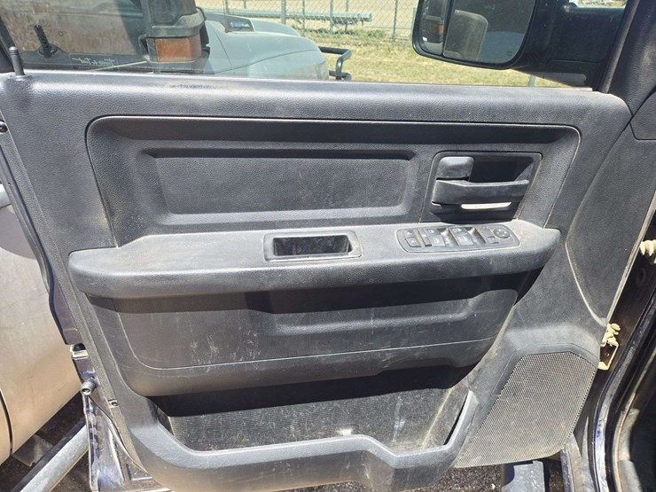 2016-ram-2500-tradesman-crew-cab-/-lwb-4d-image-12