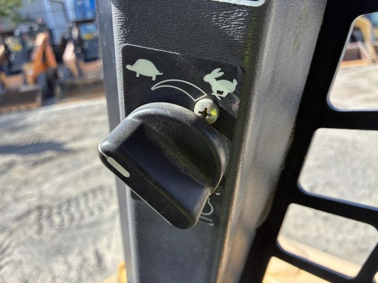 2019-gehl-r190-image-13