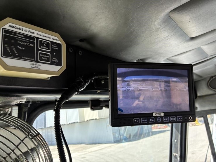 2009-peterbilt-320-image-16