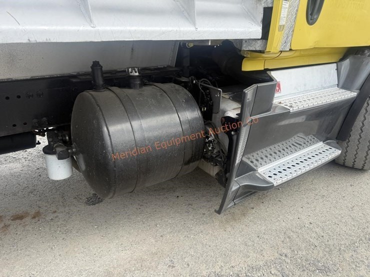 2014-freightliner-108sd-image-31