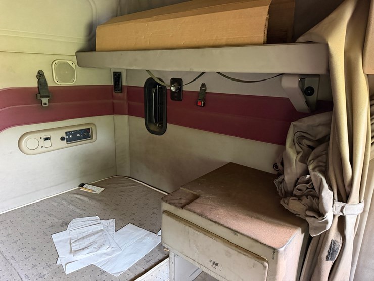 #502-•-#502-•-2005-mack-cxn613-truck---2005-mack-road-tractor-w/-sleeper-image-27