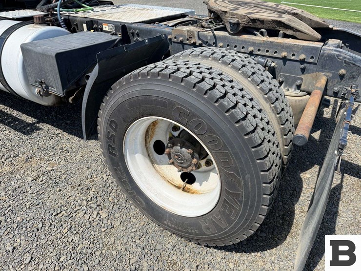 2016-freightliner-m2-bobtail-tractor-truck-image-22