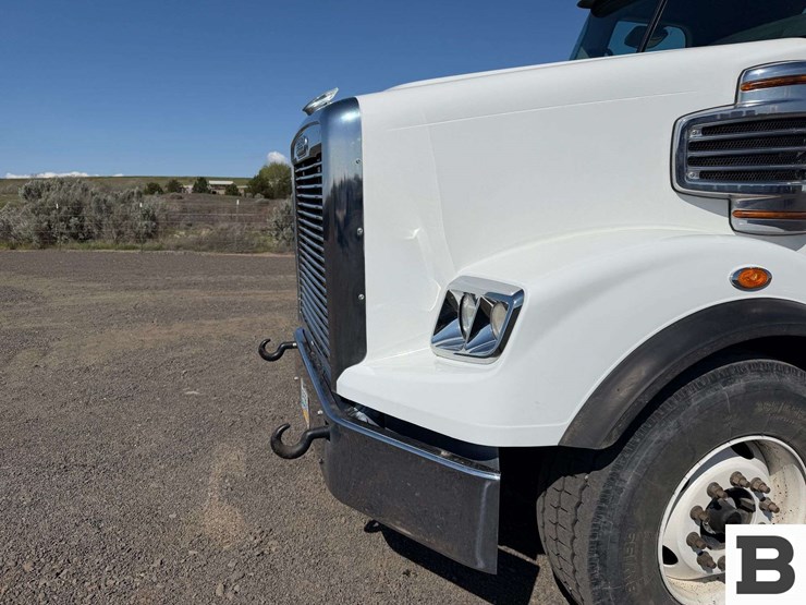 2012-freightliner-coronado-sd-tractor-truck-image-10