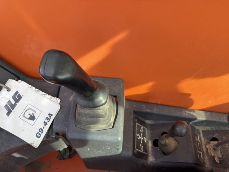 2015-jlg-g9-43a-image-30