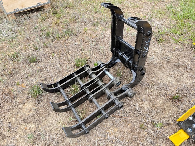 #607-•-#606-•-16"-mini-excavator-thumb-attachment-image-1