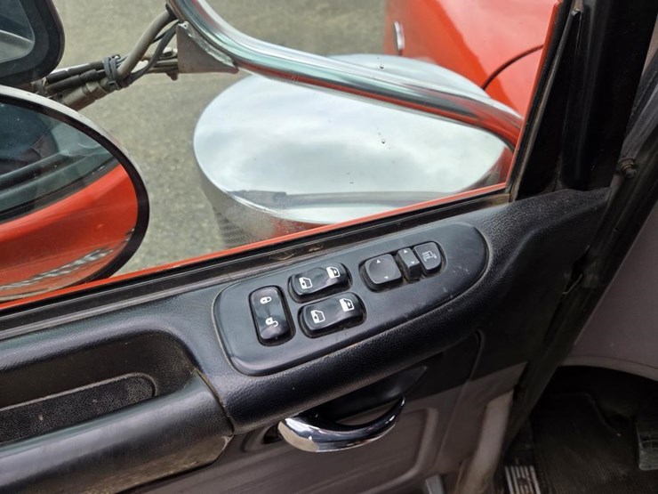 2016-peterbilt-367-image-11