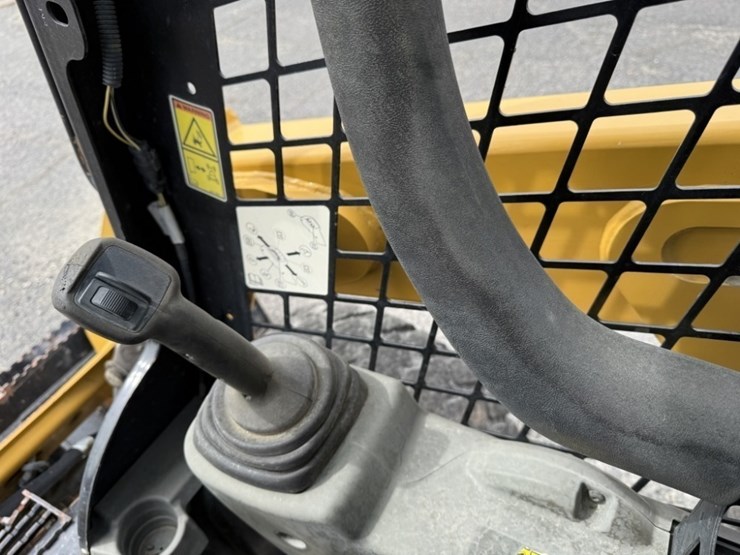 2017-caterpillar-226d-image-25