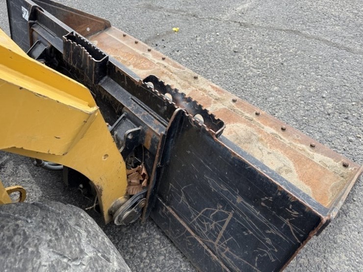 2017-caterpillar-226d-image-21