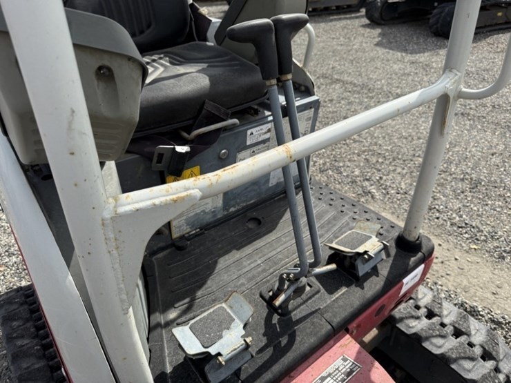 2017-takeuchi-tb216-image-32