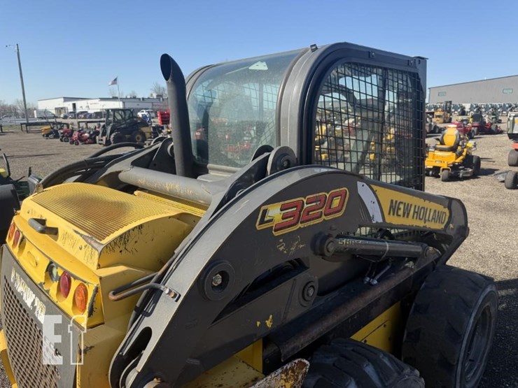 new-holland-l220-image-15