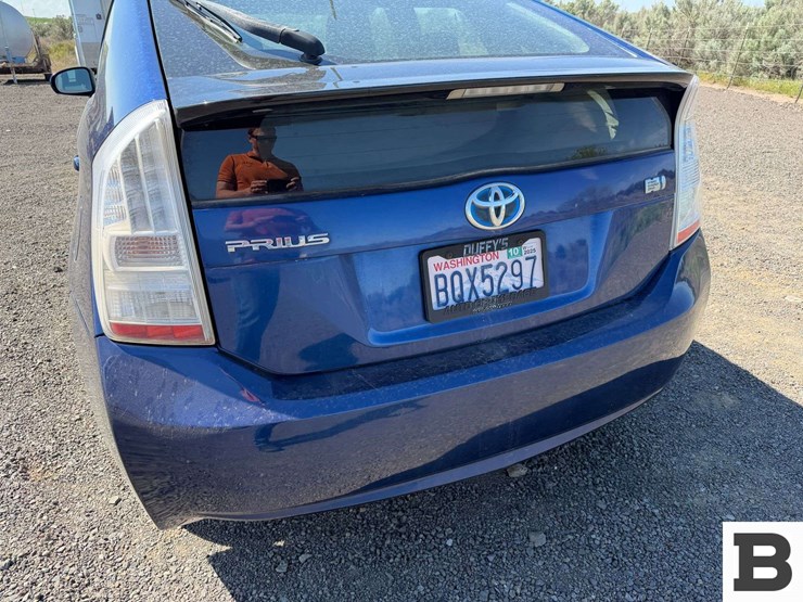 2011-toyota-prius-hatchback-image-17